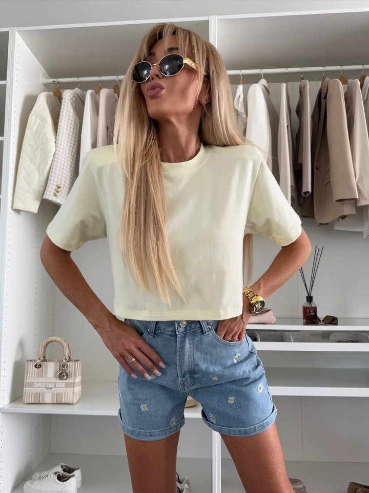 Kvinders cropped T-shirt i iøjnefaldende leopardmønster