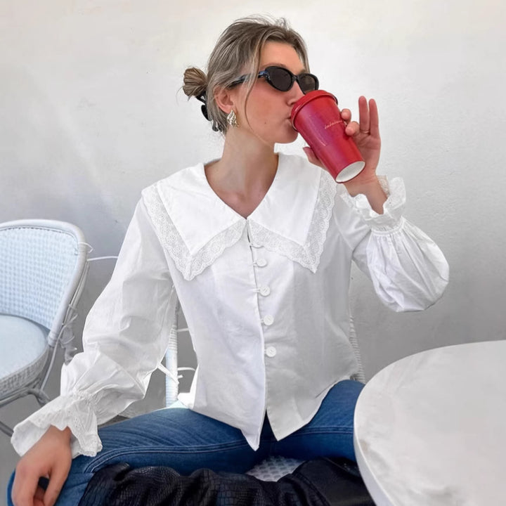 Damebluse med romantisk spidsdetalje og voluminøse ærmer Stilla