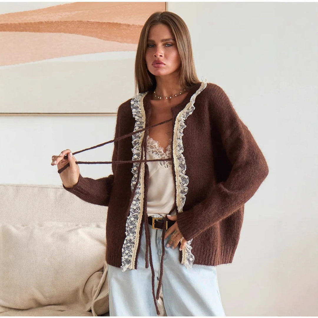Dame elegant strikket cardigan med fine blondedetaljer Stilla