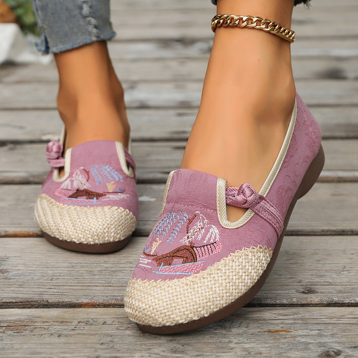 Dame modische Slippers med dekorativt broderimotiv og komfortabel sål Stilla