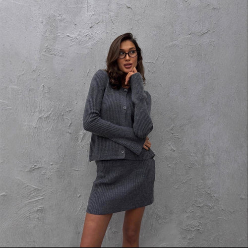 Dame cardigan og nederdel sæt med fin ribbet tekstur Stilla