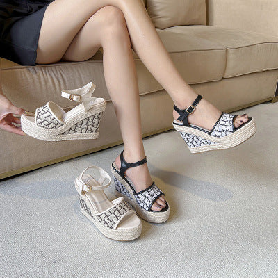 Dame platform-sandaler med elegant remdesign og smagfuld mønstring Stilla
