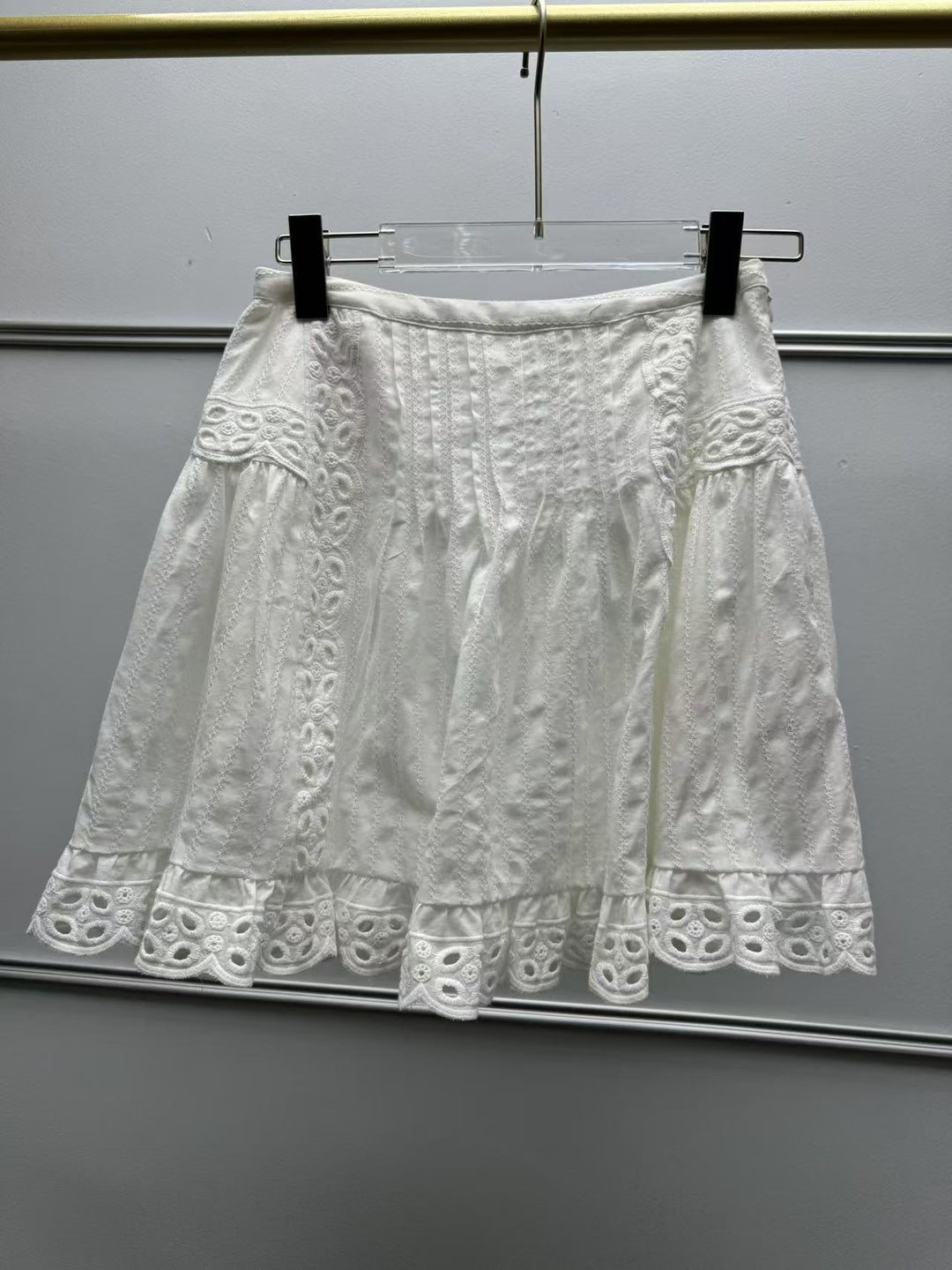 Dame blonde nederdel med fine hulbroderier og dekorativt kant Stilla