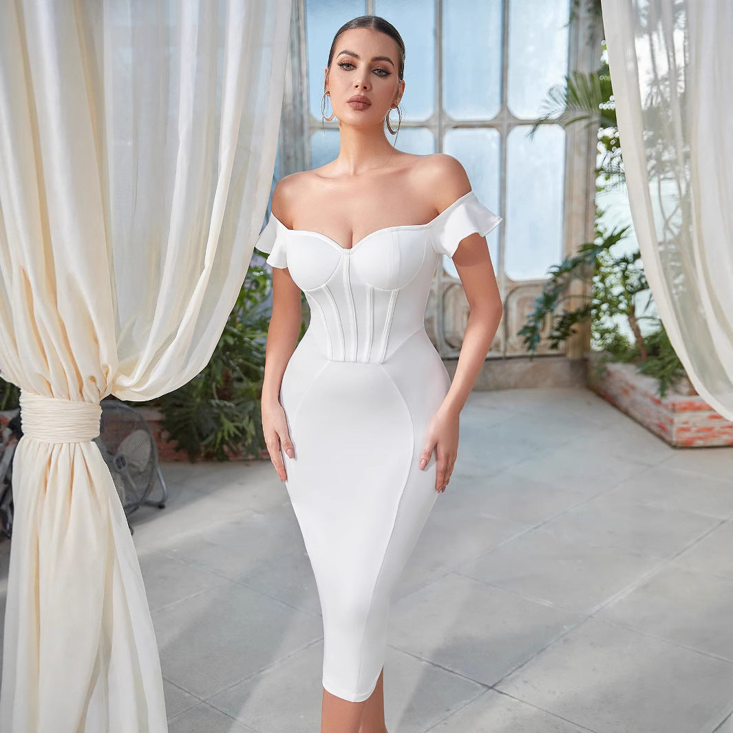 Kvindernes figursyede kjole med off-shoulder design og korsett look Stilla