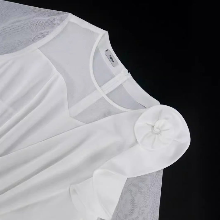 Dame elegant plisseret kjole med asymmetrisk design og blomster accent Skovae