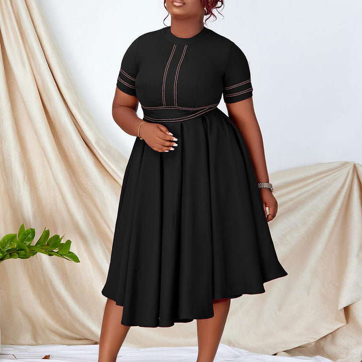 Dame midikjole med elegant snit og svajende skirt Stilla