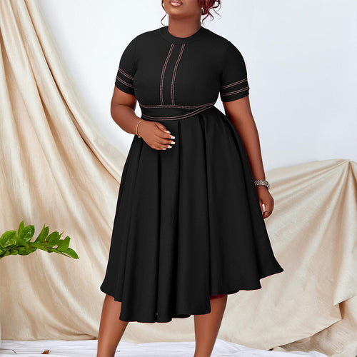 Dame midikjole med elegant snit og svajende skirt Stilla