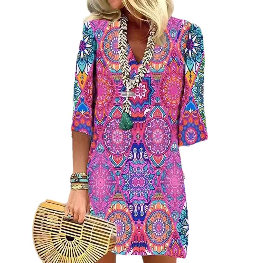 Dame nan kort Boho‑tunikakjole med V‑udskæring, mandala‑alloverprint og trekvartærmer Skovae