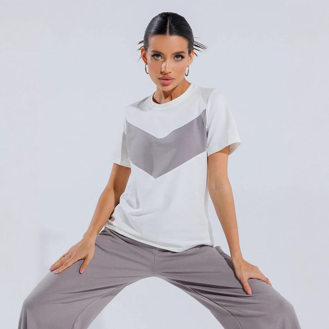 Dame casual T-shirt med moderne farveblok design og let oversized snit