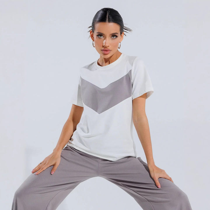 Dame casual T-shirt med moderne farveblok design og let oversized snit