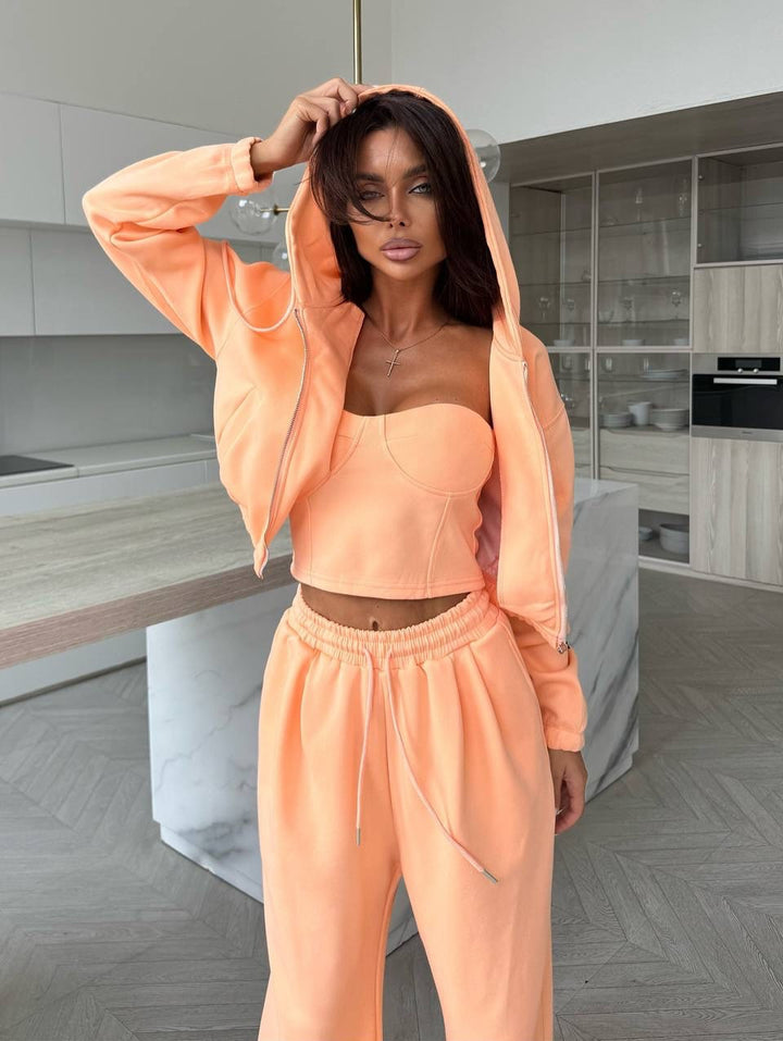 Kvinders sporty sæt med crop top og blød hoodie