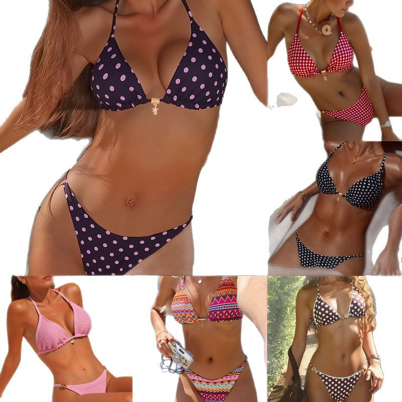 Dame Triangel-Bikini med moderigtige prikkedesign og gyldne lukkedetaljer Skovae