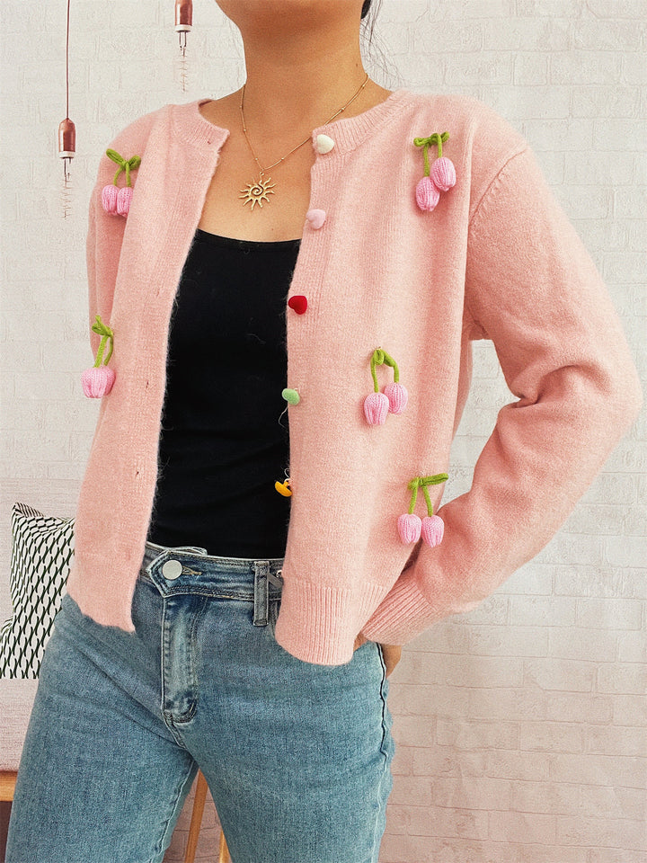 Kvinders cardigan med blomsterdesign og farverige knapdetaljer Stilla
