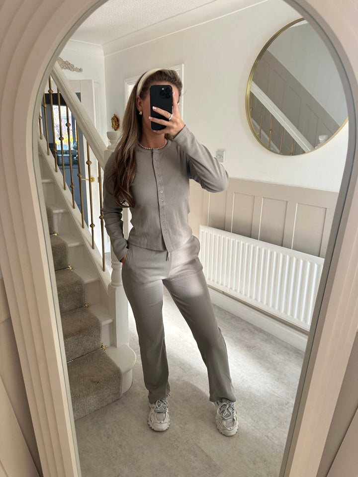 Kvindernes hyggelige strik jumpsuit med knapdetaljer og elegant design Skovae