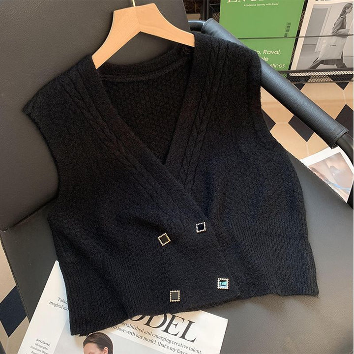 Dame strikket vest med moderne kabelmønster og elegante knapdetaljer Stilla