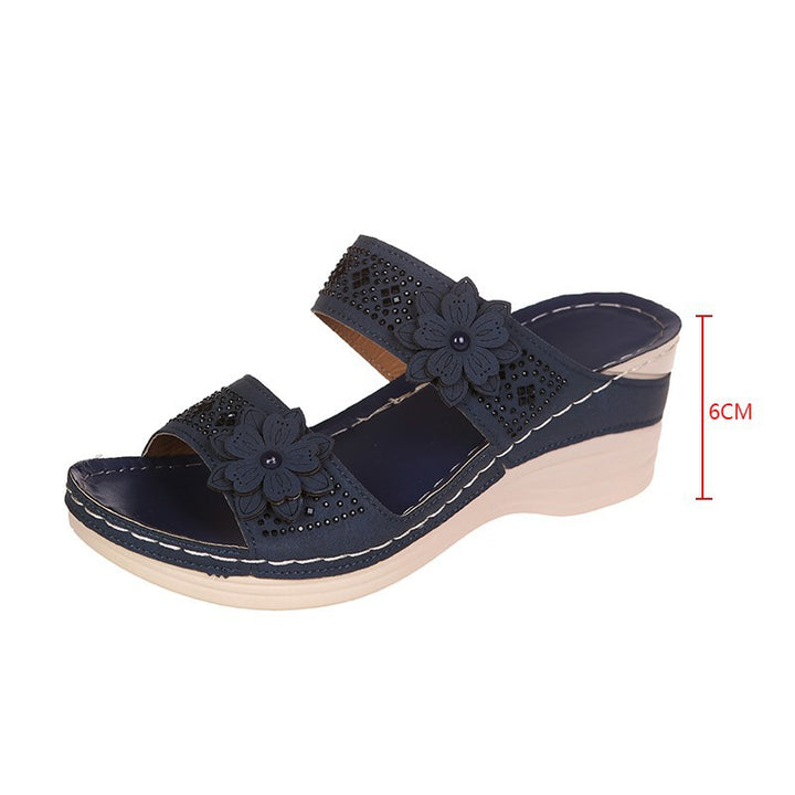 Dame wedge-sandaler med blomsteraksenter og komfortabelt fodseng Stilla