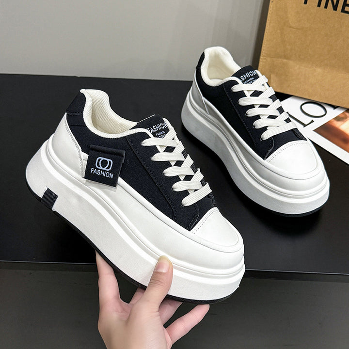Dame Sporty Plateau-Sneakers med trendy logo-detalje og slidstærkt overdelsmateriale Stilla