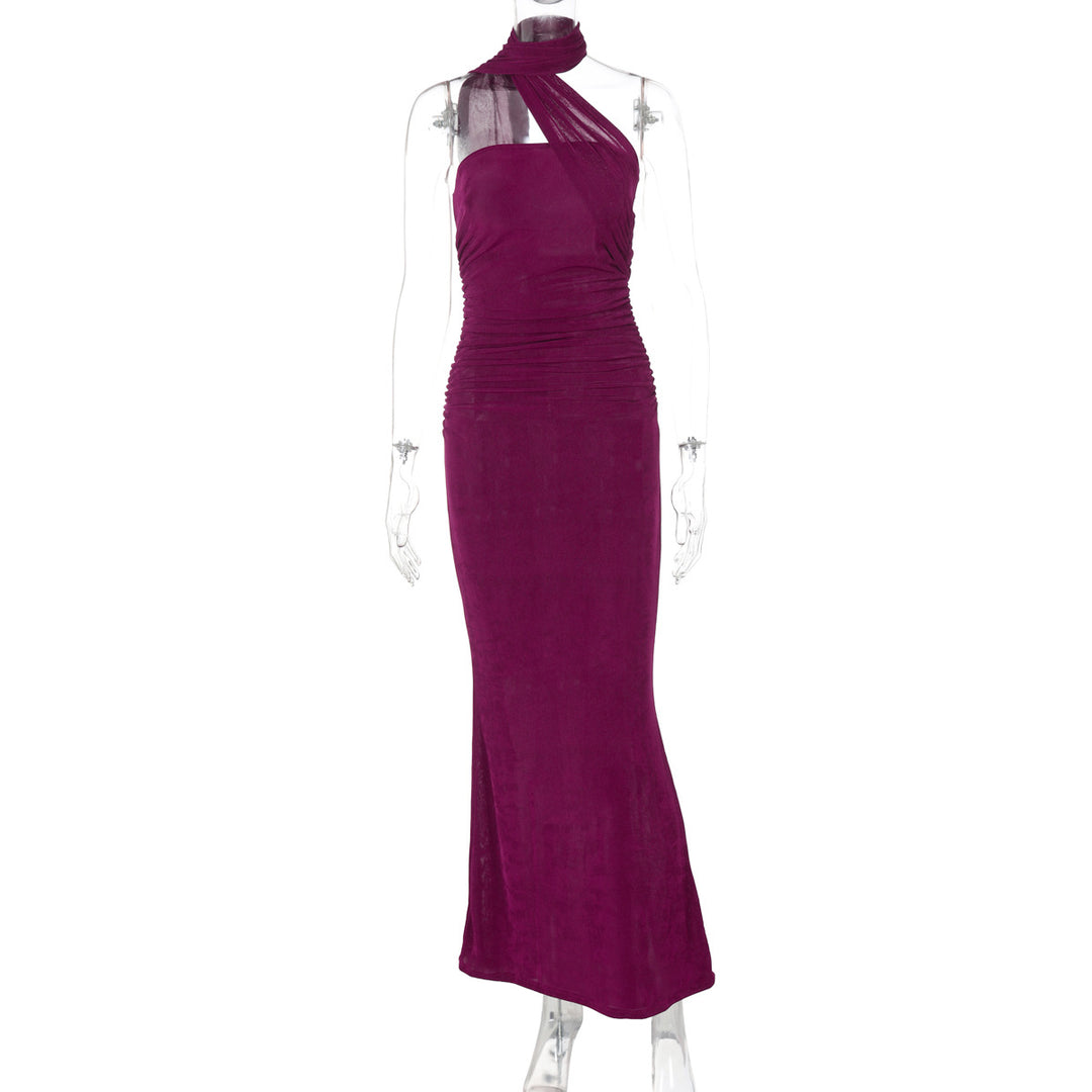 Dame Elegant aftenkjole med off-shoulder halterdesign og figurvenlig drapering Skovae