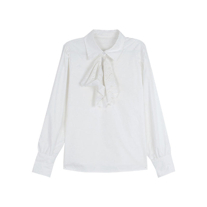 Dame elegant bluse med flæsedetalje og moderne knaplukning Stilla