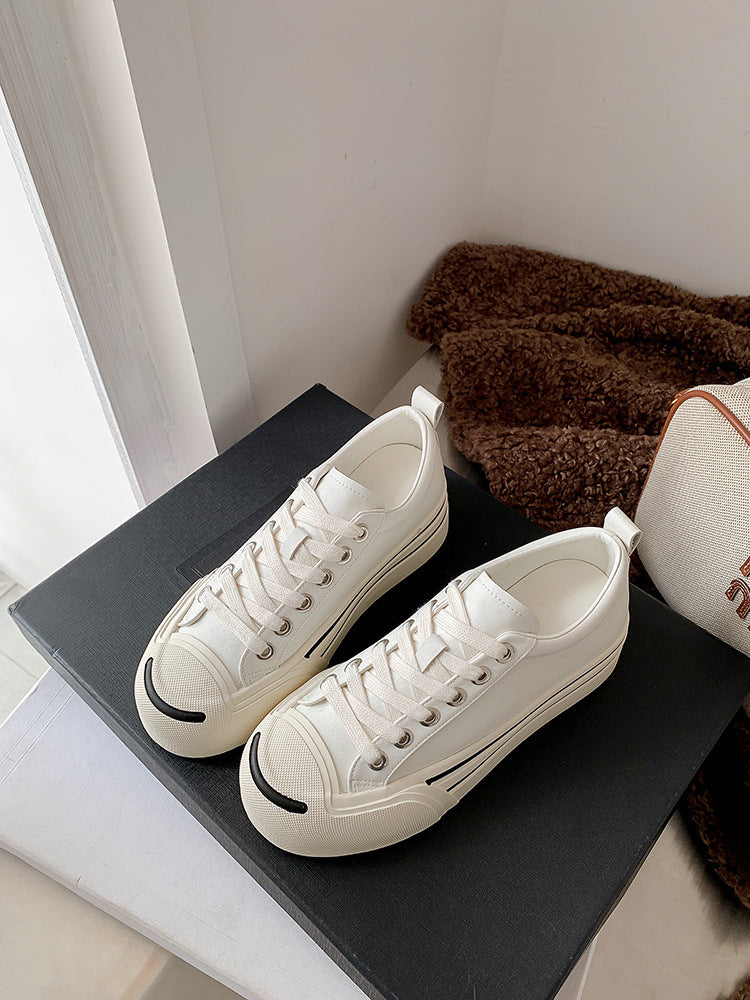Dame retro-inspirerede canvas-sneakers med karakteristisk gummispids Stilla