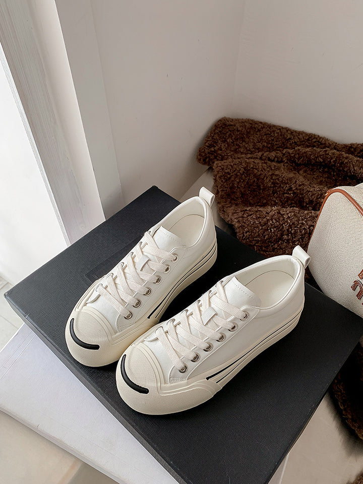 Dame retro-inspirerede canvas-sneakers med karakteristisk gummispids Stilla
