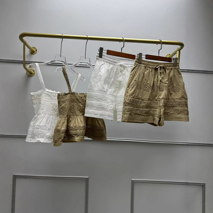 Dame romantisk spids top med volanger og fine detaljer Stilla