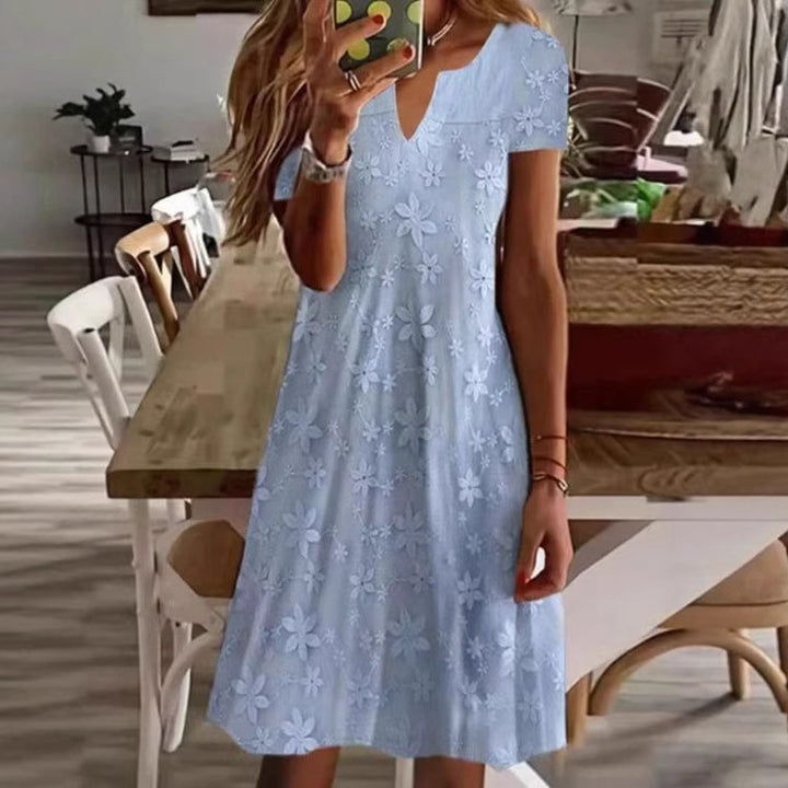 Damer knælang A-linje dress i bomuldsblanding med broderet overlay, korte ærmer og V-udskæring Skovae