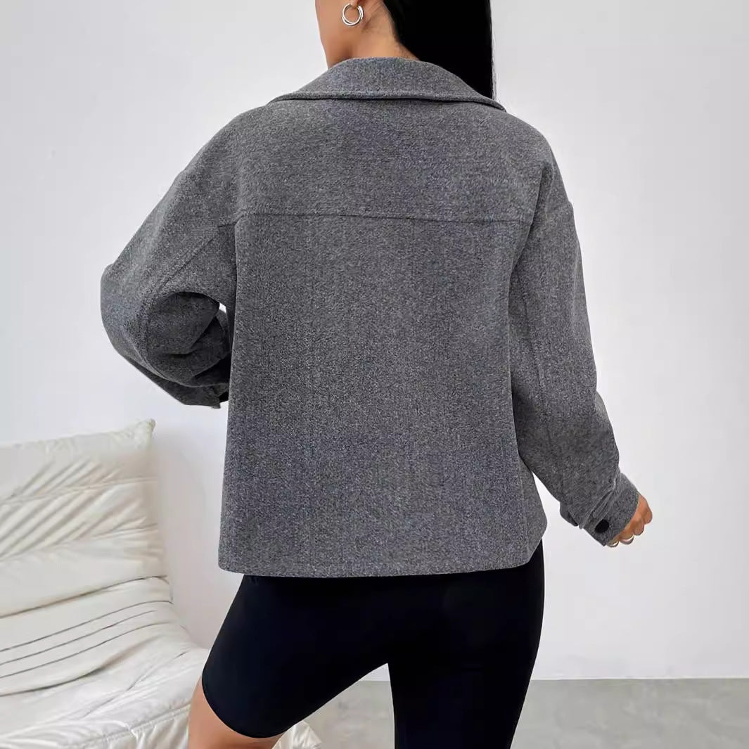 Kvinders afslappede oversized jakke med praktiske lommer og knaplukning Stilla