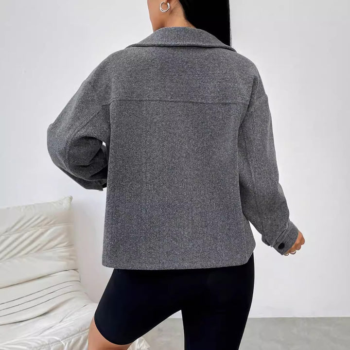 Kvinders afslappede oversized jakke med praktiske lommer og knaplukning Stilla