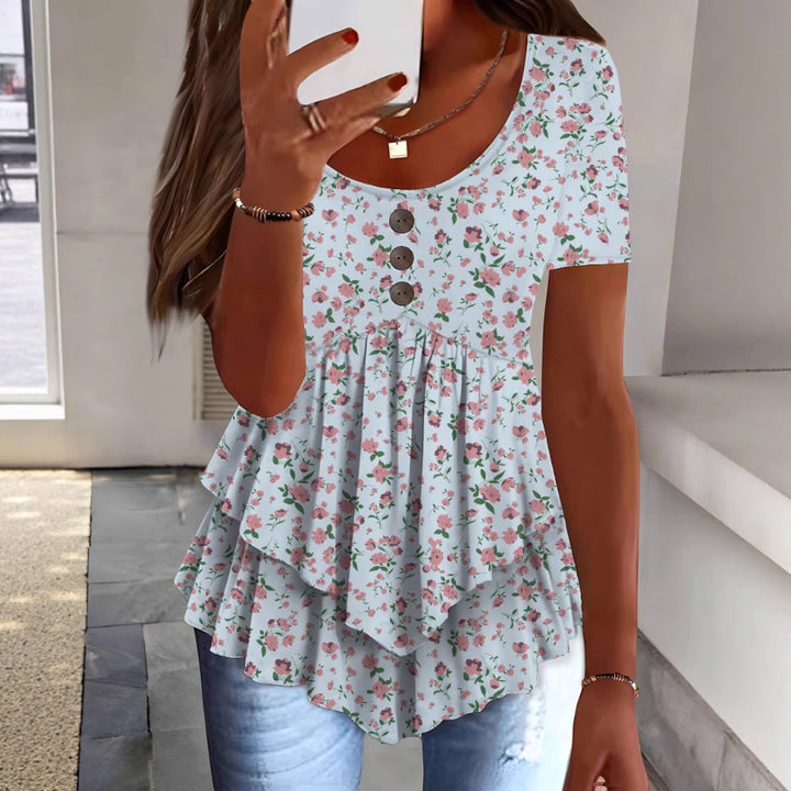 Damebluse med floralt flæsedesign og knapdetaljering Stilla