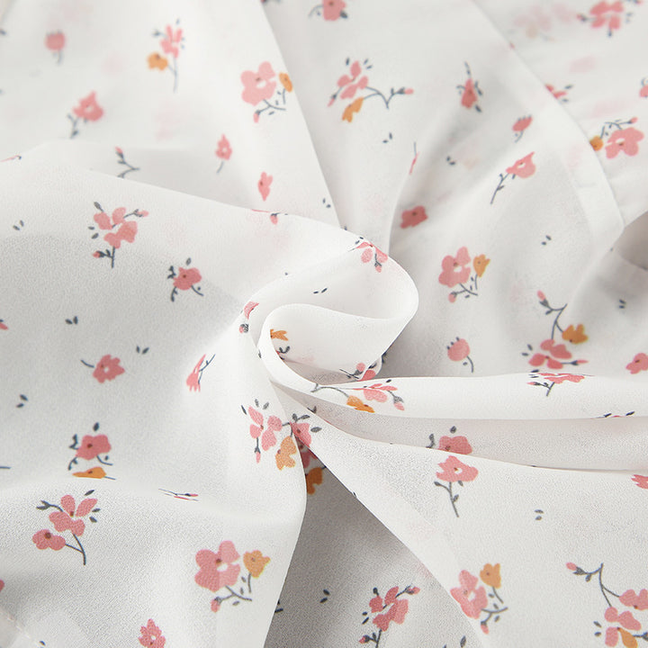Damebluse med rynker og blomsterdesign Stilla