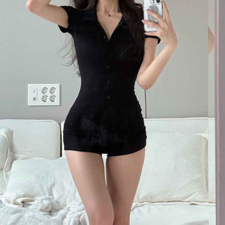 Damer kortærmet jumpsuit med knaplukning og elegant polo krave Skovae