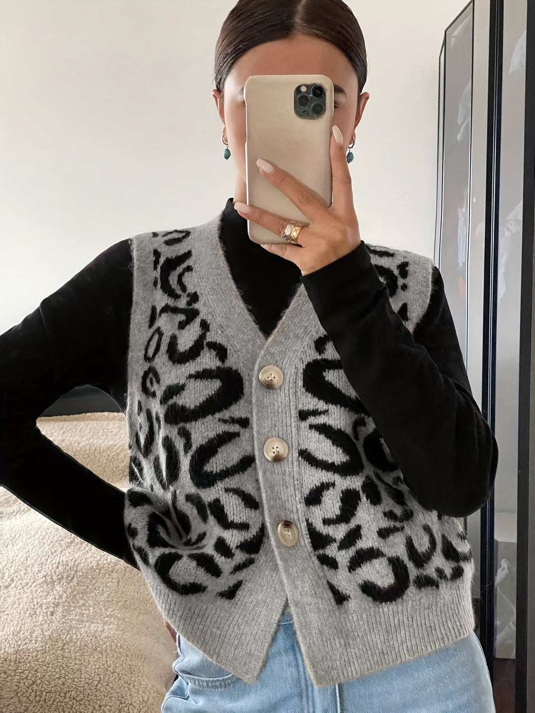 Dame strikket vest med elegant leopardmønster og knapper af høj kvalitet Stilla
