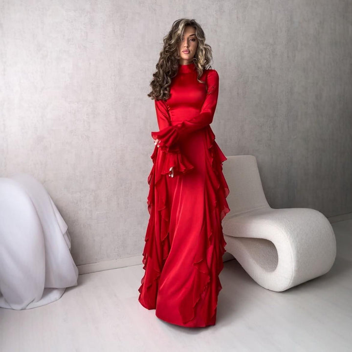 Dame Elegante Maxi Kjole med Voluminøse Ruffle Detaljer og Skinnende Finish