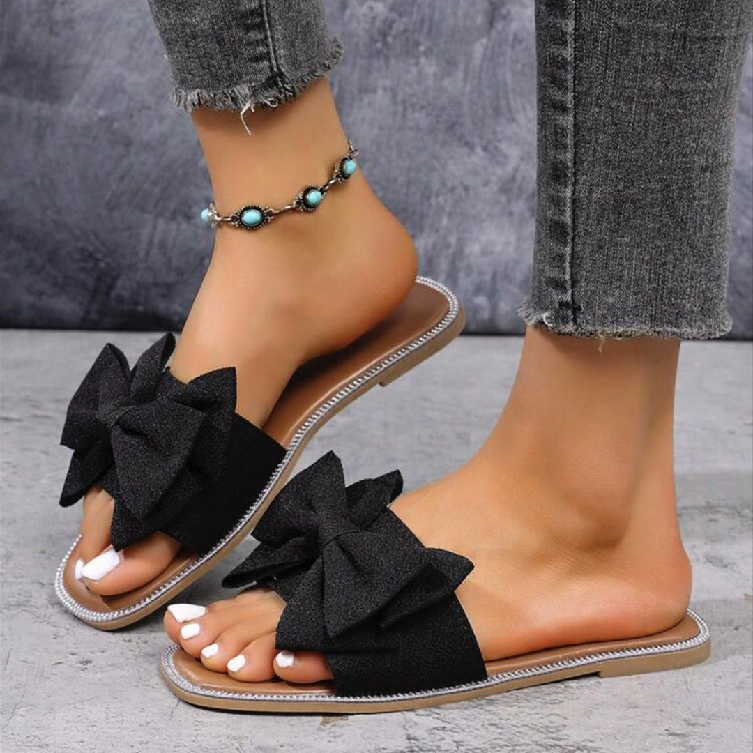 Dame mode slippers med iøjnefaldende sløjfe-design og elegante accenter Stilla