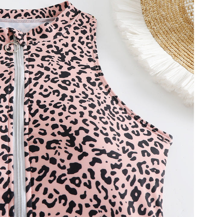 Dame ensfarvet badedragt med sporty lynlås og trendy dyreprint Stilla