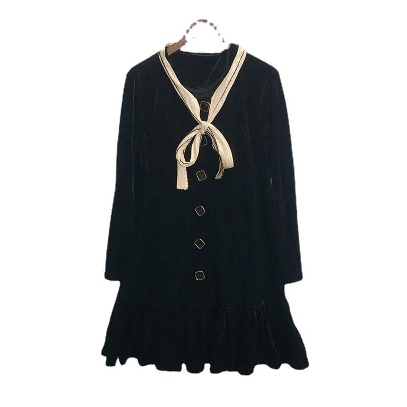 Dame wrap dress i velour med elegant sløjfe-binding og voluminøst kant Stilla