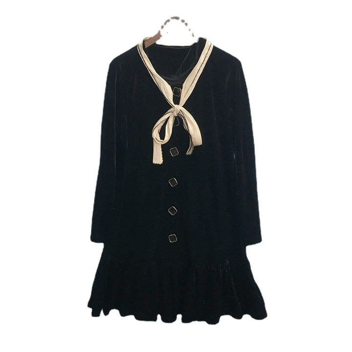 Dame wrap dress i velour med elegant sløjfe-binding og voluminøst kant Stilla