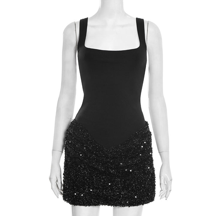 Dame elegant sequinned dress with deep V-neck and figure-flattering design Skovae