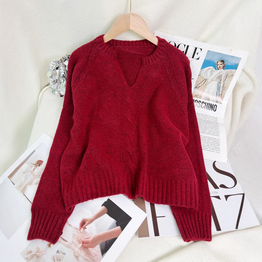 Kvinders strikket sweater med dyb V-hals og kabelmønster Stilla