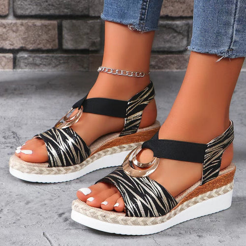 Dame Plateau-sandaler med moderigtige kryds-beklædning og elegante smykke-elementer Stilla