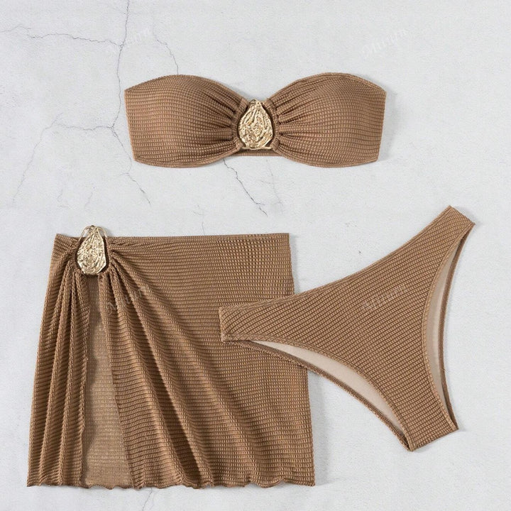 Dame bikini-sæt med dekoreret sarong og elegant bandeau-top Skovae