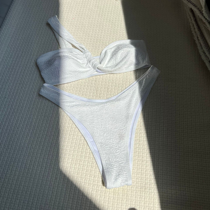 Dame Bikini-sæt med moderne knude-detalje og innovative snitlinjer Stilla