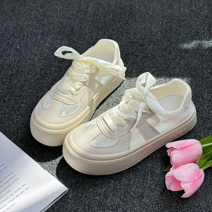Dame elegante sneakers med skinnende overflade og trendy snøresystem Stilla