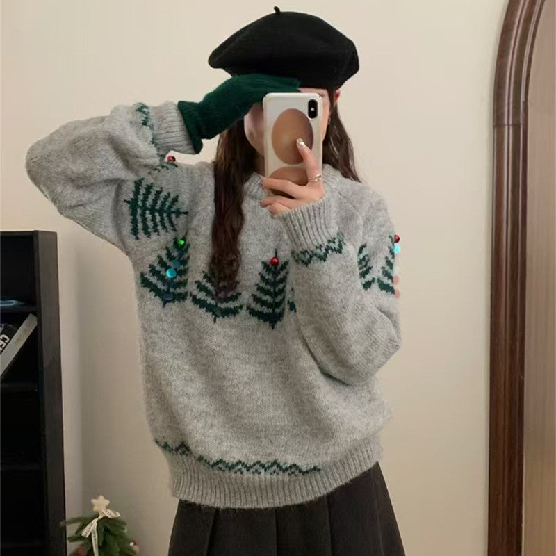 Kvindernes hyggelige sweater med legende mønster og glade applikationer Stilla