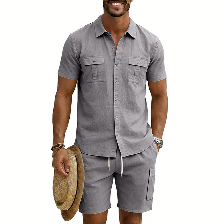 Herrer nan sommerligt fritids-sæt i bomulds-linnedmix med kortærmet skjorte og cargo-shorts Skovae