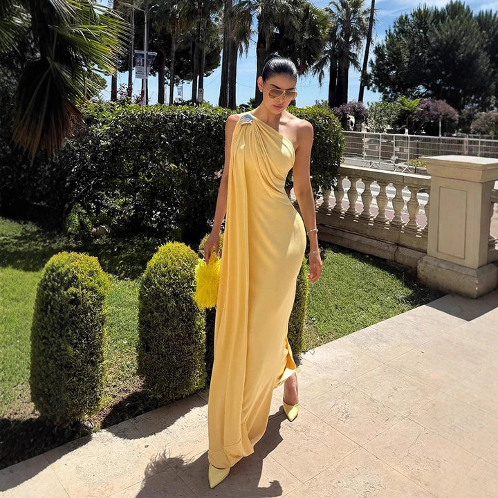 Dame Maxi-kjole med asymmetrisk design og elegante draperingsdetaljer Stilla