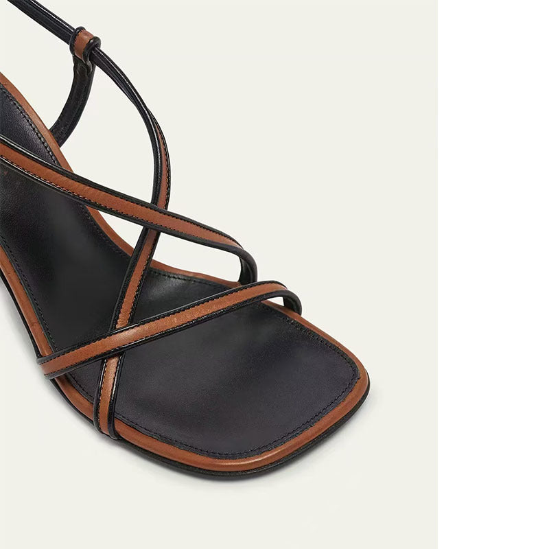 Femme Strappy Flade Sandaler med Metallic-Accent Stilla
