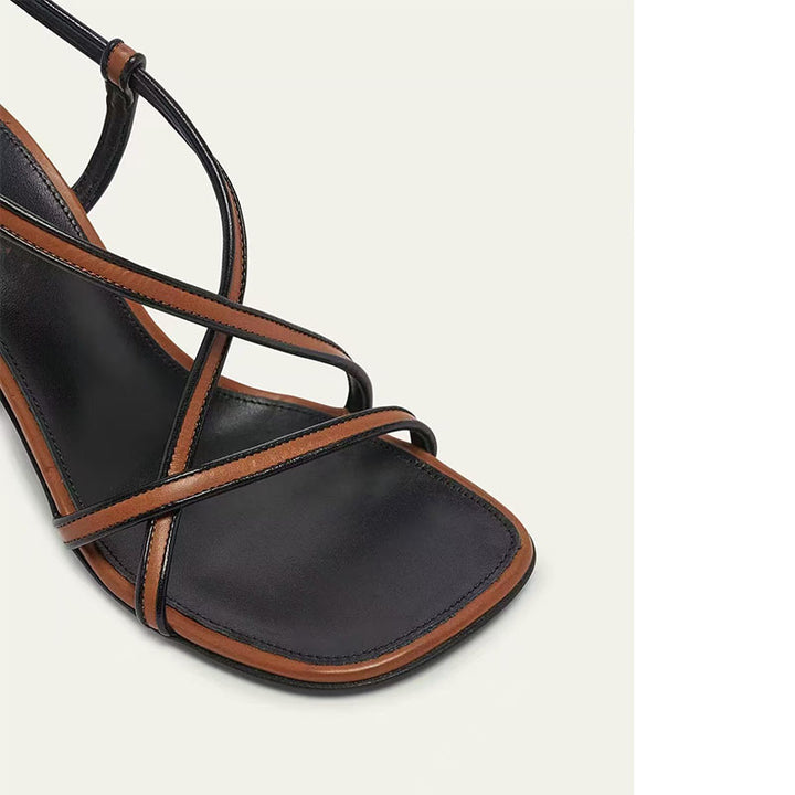 Femme Strappy Flade Sandaler med Metallic-Accent Stilla