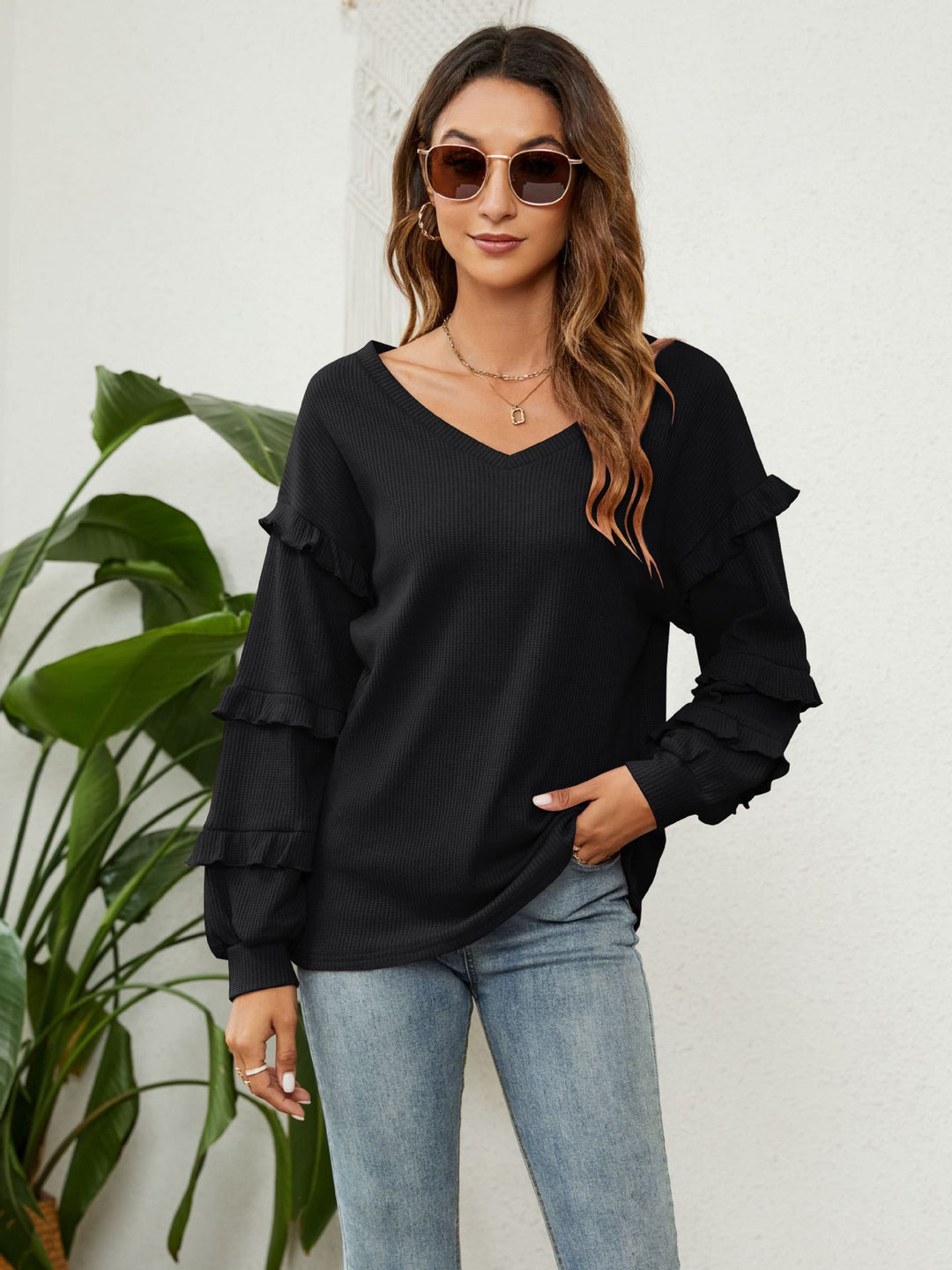 Dame V-hals pullover med rufflelementer og løs pasform Stilla